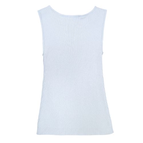 Blusa color celeste con detalle diagonal desmangada para mujer