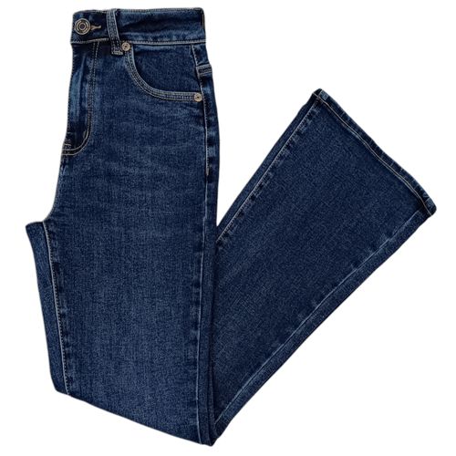 Flare jeans color azul oscuro con diseño lavado para mujer