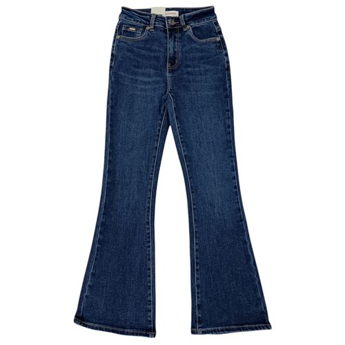 Flare jeans color azul oscuro con diseño lavado para mujer