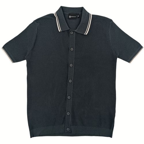 Camisa color negro de cuello camisero y mangas cortas para hombre