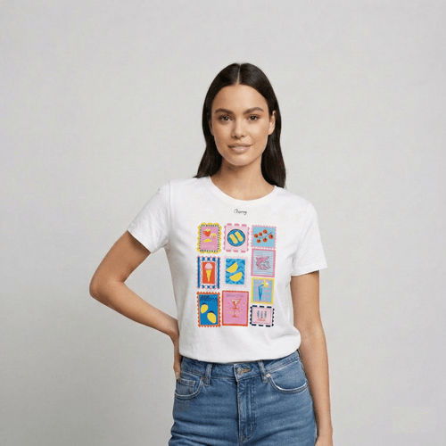 Camiseta color blanco con estampado multicolor en cuello redondo  para mujer