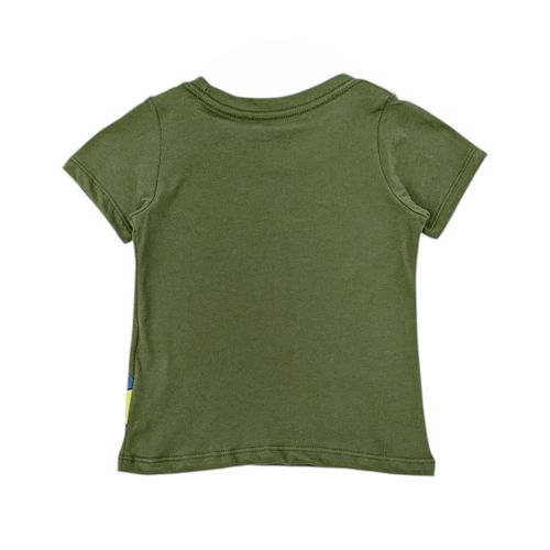 Camiseta color verde olivo con diseño estampado y mangas cortas para niño