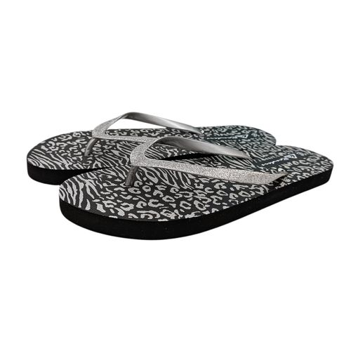 Sandalias tipo flip‑flop color negro con diseño animal print para mujer