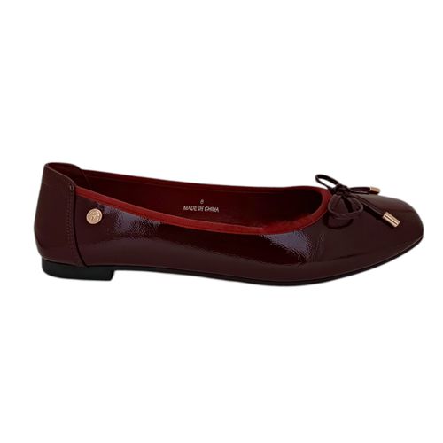 Flat casuales tipo charol en color vino para mujer