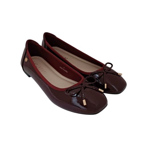 Flat casuales tipo charol en color vino para mujer