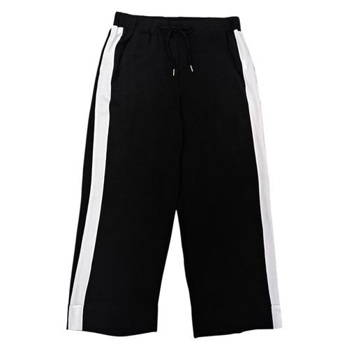 Pantalón fluido color negro con ajuste de lazas para mujer