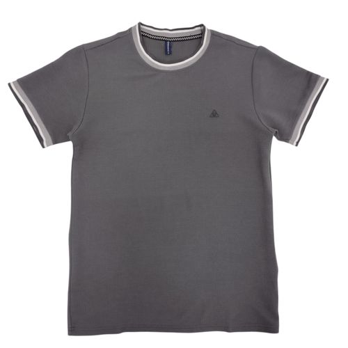 Camiseta color gris con diseño sólido y cuello redondo para hombre