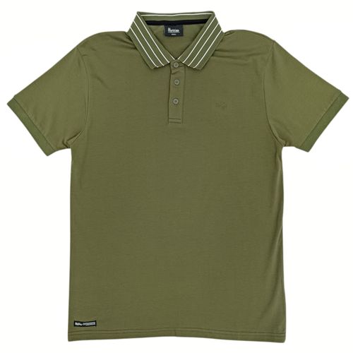 Camisa tipo Polo color verde olivo con detalle en cuello clásico para hombre