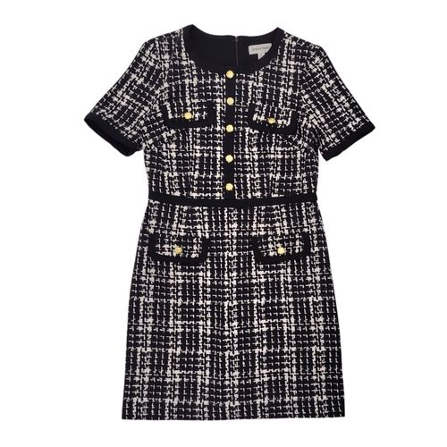Vestido recto texturizado color negro con detalle de botones dorados para mujer