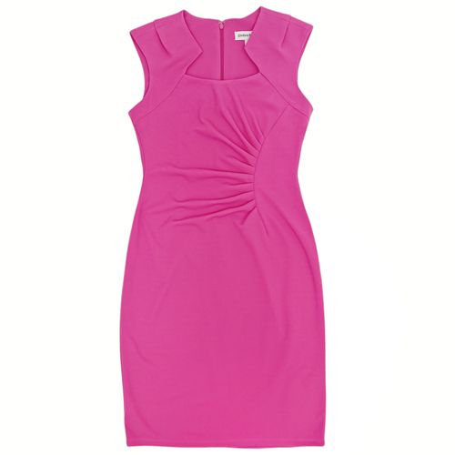 Vestido recto color fucsia desmangado con detalle fruncido para mujer
