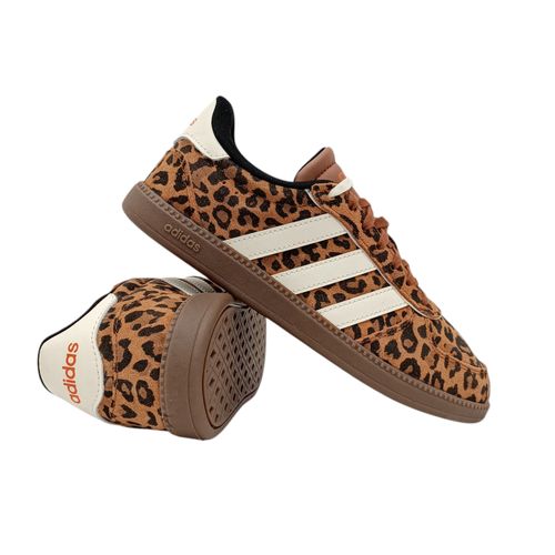 Sneakers Adidas Breaknet Sleek color café con diseño de animal print para mujer