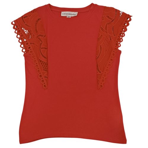Blusa color rojo de cuello redondo con mangas cortas detalle de encaje para mujer