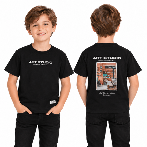 Camiseta color negro con diseño estampado de mangas cortas para niño