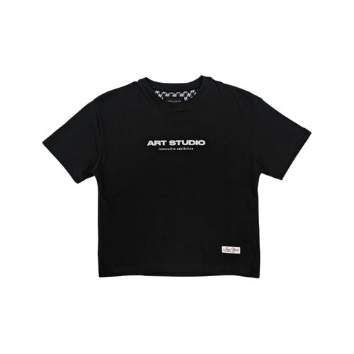 Camiseta color negro con diseño estampado de mangas cortas para niño