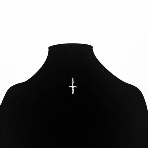 Dije religioso con diseño de cruz color plateado para mujer
